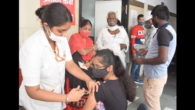 According to the data from Uttar Pradesh health department updated at 5 pm on Monday, 3,015,6,201 people in Uttar Pradesh have got their second dose of Covid vaccine (HT file photo)