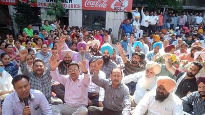 Members of Ministerial Staff Union staging a protest outside the treasury office in Ludhiana on Monday. (HT Photo) Members of Ministerial Staff Union staging a protest outside the treasury office in Ludhiana on Monday. (HT Photo)
