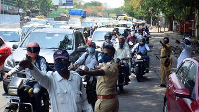 The Pune traffic police have taken action against 500 owners of the Royal Enfield brand of motorcycle, for altering the “silencers” on the bikes. Fines have been levied against the offenders. (HT FILE PHOTO)