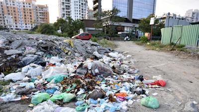 Residents of Baner Pashan Link Road (BPLR) – a congregation of 60 societies – are fed up of the Pune Municipal Corporation’s (PMC’s) apathy towards their problem of garbage segregation and organic waste dumping being carried out at what are meant to be amenity spaces. (Hindustan Times) Residents of Baner Pashan Link Road (BPLR) – a congregation of 60 societies – are fed up of the Pune Municipal Corporation’s (PMC’s) apathy towards their problem of garbage segregation and organic waste dumping being carried out at what are meant to be amenity spaces. (Hindustan Times)