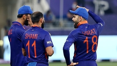 Cricket - ICC Men's T20 World Cup 2021 - Super 12 - Group 2 - India v Pakistan - Dubai International Stadium, Dubai, United Arab Emirates - October 24, 2021   India's Virat Kohli speaks to Mohammad Rizwan during the match REUTERS/Satish Kumar (REUTERS)