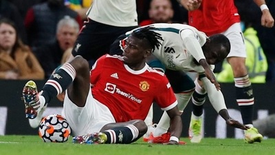 Manchester United's Paul Pogba fouls Liverpool's Naby Keita before being sent off after a VAR review. (REUTERS)