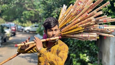 Qurban Ansari is a hawker of flutes. Qurban Ansari is a hawker of flutes.