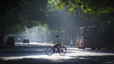 On Monday, the maximum temperature recorded at the Safdarjung observatory, which provides representative data for the entire city, was 28.4 degrees Celsius, three degrees below what is considered normal for this time of the year. The minimum temperature was 16.4 degrees Celsius. (Sanchit Khanna/HT) On Monday, the maximum temperature recorded at the Safdarjung observatory, which provides representative data for the entire city, was 28.4 degrees Celsius, three degrees below what is considered normal for this time of the year. The minimum temperature was 16.4 degrees Celsius. (Sanchit Khanna/HT)
