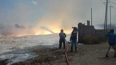 Fire officials douse fire that broke out at a chemical storage unit at Taloja MIDC in Navi Mumbai on Monday. (HT PHOTO) Fire officials douse fire that broke out at a chemical storage unit at Taloja MIDC in Navi Mumbai on Monday. (HT PHOTO)