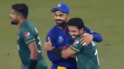 Virat Kohli hugs Mohammad Rizwan after the end of India vs Pakistan game in Dubai. (Twitter) Virat Kohli hugs Mohammad Rizwan after the end of India vs Pakistan game in Dubai. (Twitter)