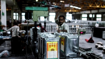 The central government said that it took measures to reduce edible oil prices. (Bloomberg) The central government said that it took measures to reduce edible oil prices. (Bloomberg)