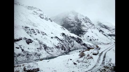 Lahaul and Spiti district of Himachal Pradesh received snowfall on Sunday, leading to a dip in the mercury and blocked roads. (HT Photo) Lahaul and Spiti district of Himachal Pradesh received snowfall on Sunday, leading to a dip in the mercury and blocked roads. (HT Photo)