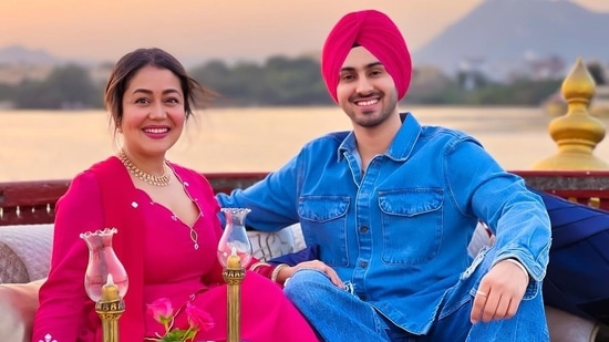Wearing a dab of pink lipstick, Neha amplified the glam quotient with rosy blushed cheeks, mascara-laden eyelashes and filled-in eyebrows.(Instagram/nehakakkar)