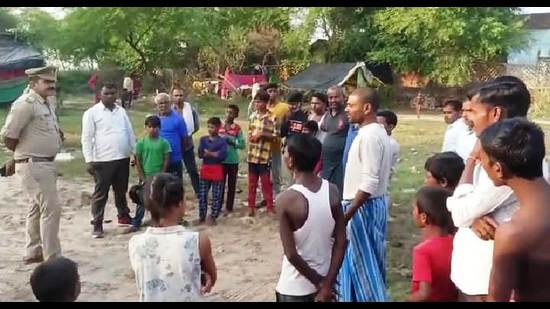 Prayagraj police carrying out awareness drive against drug and alcohol menace. (HT)