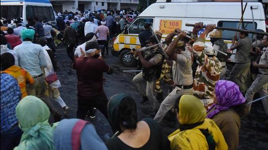 Police resorting to lathicharge to disperse protesting teachers in Panchkula on Monday. (HT Photo)