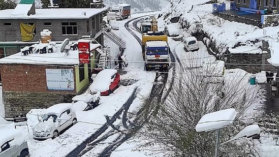 Vehicles get enveloped in snow as fresh snowfall continues, at Khoksar, in Lahaulspiti.(ANI)