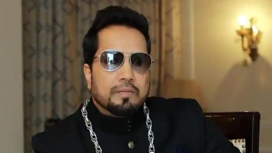 Mika Singh criticised the film industry for not coming out in support of Shah Rukh Khan.