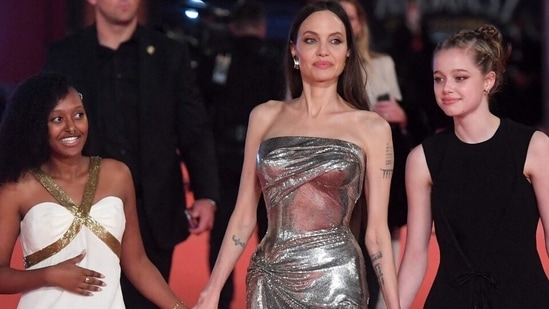 Vestido amarillo Angelina Jolie | Angelina jolie red carpet, Angelina jolie,  Gala dresses