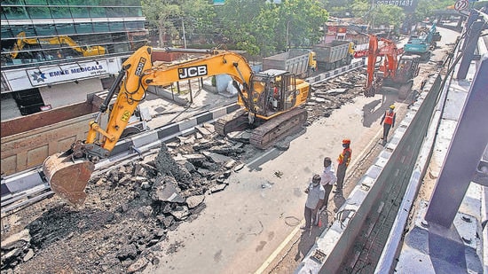 The Pune Metropolitan Region Development Authority, which is executing the Metro project on this stretch, has already prepared a design for a multilevel flyover at SPPU chowk on Ganeshkhind road in Shivajinagar and submitted it to the Pune Municipal Corporation (PMC). (HT Photo)