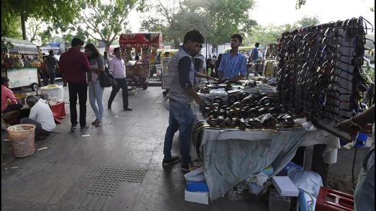 Street vendors in Connaught Place in Delhi. (HT Photo)