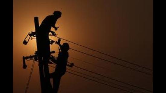 In Uttar Pradesh, there are around 50 lakh power consumers whose security deposit data have not been fed by discoms since 2003. (HT file)