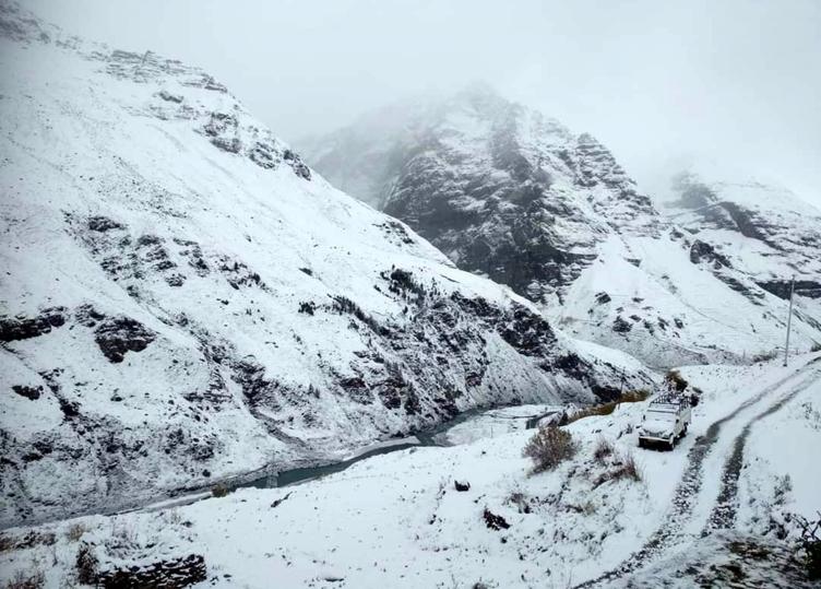 Lahaul and Spiti district of Himachal Pradesh received snowfall on Sunday, leading to a dip in the mercury and blocked roads. (HT_PRINT) Lahaul and Spiti district of Himachal Pradesh received snowfall on Sunday, leading to a dip in the mercury and blocked roads. (HT_PRINT)