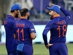 India vs Pakistan - Dubai International Stadium, Dubai India's Virat Kohli speaks to Mohammed Shami and KL Rahul