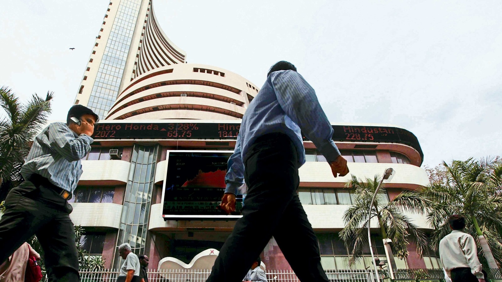 Markets Rally In Closing Session Sensex Up Points To Close At Nifty Settles At