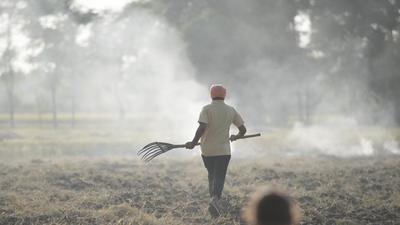 The air quality forecast for Delhi says stubble fires are likely to peak in parts of Punjab and Haryana from October 27. (Sanchit Khanna/HT PHOTO) The air quality forecast for Delhi says stubble fires are likely to peak in parts of Punjab and Haryana from October 27. (Sanchit Khanna/HT PHOTO)