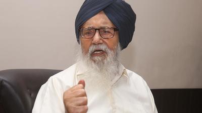 Parkash Singh Badal also requested Modi to personally invite Punjab NRI Dhaliwal as a goodwill gesture which will send a positive signal to the NRIs. (HT photo) Parkash Singh Badal also requested Modi to personally invite Punjab NRI Dhaliwal as a goodwill gesture which will send a positive signal to the NRIs. (HT photo)