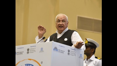 Kerala governor Arif Mohammad Khan said the 125-year-old Mullaperiyar Dam should be decommissioned and a new one built. His remarks came amid a continuing dispute between Tamil Nadu and Kerala over release of water (Sanjeev Verma/HT File Photo) Kerala governor Arif Mohammad Khan said the 125-year-old Mullaperiyar Dam should be decommissioned and a new one built. His remarks came amid a continuing dispute between Tamil Nadu and Kerala over release of water (Sanjeev Verma/HT File Photo)