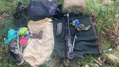 The arms and ammunition recovered by security forces from Nar Khas forest near Bhata Dhurian of Mendhar subdivision in Poonch on Tuesday. (HT Photo)