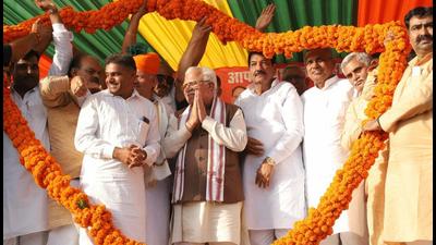 Haryana chief minister Manohar Lal Khattar and his deputy Dushyant Chautala canvassed for the Ellenabad bypoll. (HT Photo)