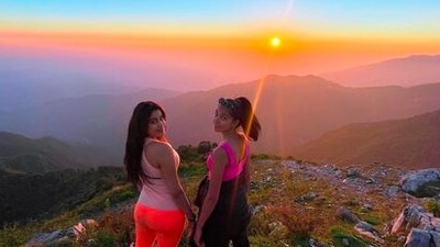 Janhvi Kapoor gets on her comfy hiking clothes and goes on trails and hikes with her friends. (Instagram/@janhvikapoor)