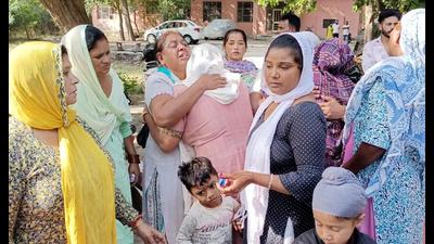 Wailing family members of Amandeep Kaur who was found dead under mysterious circumstances at her in-laws house in Verka, Amritsar, on Tuesday. Sameer Sehgal/HT (Sameer Sehgal/HT)