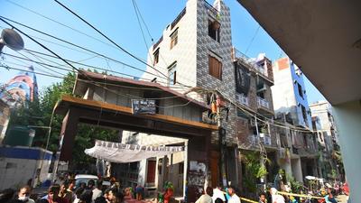 The four-storey building at Old Seemapuri where a fire break out on the top floor on Tuesday morning. (Raj K Raj/HT) The four-storey building at Old Seemapuri where a fire break out on the top floor on Tuesday morning. (Raj K Raj/HT)