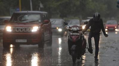 Maximum and minimum temperatures will hover around 29°C and 15°C in Noida on Wednesday, said an IMD official. (Sunil Ghosh/HT) Maximum and minimum temperatures will hover around 29°C and 15°C in Noida on Wednesday, said an IMD official. (Sunil Ghosh/HT)