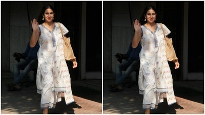 Sara was clicked by paparazzi in Santacruz. She adorned a pretty white salwar suit. (HT Photos/Varinder Chawla) Sara was clicked by paparazzi in Santacruz. She adorned a pretty white salwar suit. (HT Photos/Varinder Chawla)