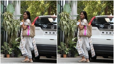 Sara left her tresses open as she made her way to her car. (HT Photos/Varinder Chawla) Sara left her tresses open as she made her way to her car. (HT Photos/Varinder Chawla)