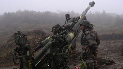 Indian Army soldiers stand next to an M777 Ultra Lightweight Howitzer positioned at Penga Teng Tso ahead of Tawang, near the Line of Actual Control (LAC), neighbouring China, in Arunachal Pradesh. (AFP) Indian Army soldiers stand next to an M777 Ultra Lightweight Howitzer positioned at Penga Teng Tso ahead of Tawang, near the Line of Actual Control (LAC), neighbouring China, in Arunachal Pradesh. (AFP)