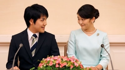 Princess Mako, the elder daughter of Prince Akishino and Princess Kiko, and her fiancee Kei Komuro, a university friend of Princess Mako, smile during a press conference to announce their engagement at Akasaka East Residence in Tokyo, Japan, September 3, 2017.&nbsp; (File Photo / REUTERS)