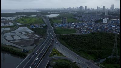 The entire waterproofing work on eastern freeway is likely to cost around ₹15 crore and the scope of work includes chemical coating and fixing of leakages, cracks and expansion joints etc, said BMC. (HT FILE) The entire waterproofing work on eastern freeway is likely to cost around ₹15 crore and the scope of work includes chemical coating and fixing of leakages, cracks and expansion joints etc, said BMC. (HT FILE)