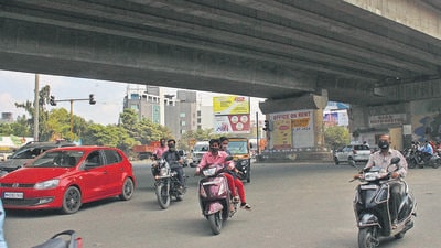 The Pune police have identified four “black spots” along a 3.5-km stretch from the new Katraj tunnel to the Navale bridge chowk. (Ravindra Joshi/HT PHOTO)