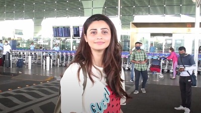 Daisy Shah was snapped at the Mumabi airport in casuals. (Varinder Chawla) 