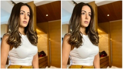 Hina left her long coloured tresses open in in wavy curls around her shoulders. (Instagram/@realhinakhan) Hina left her long coloured tresses open in in wavy curls around her shoulders. (Instagram/@realhinakhan)