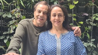 Hema Malini shared a picture with Dharmendra.