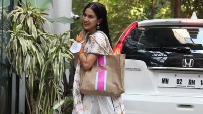 Sara Ali Khan spotted in salwar suit in Santacruz, Mumbai. (Varinder Chawla) Sara Ali Khan spotted in salwar suit in Santacruz, Mumbai. (Varinder Chawla)