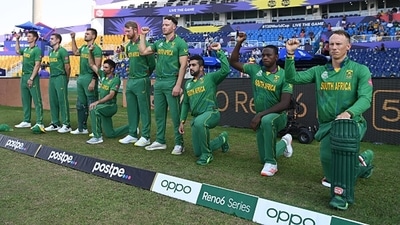 South Africa cricketers take the knee in their T20 World Cup opener against Australia.&nbsp; (Getty)
