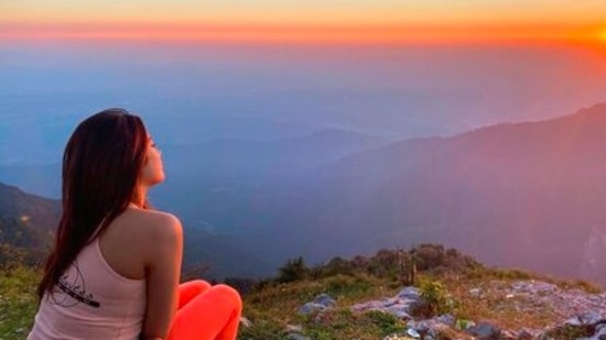 In her recent Instagram pictures, Janhvi Kapoor enjoys the sunset from the hills of Uttarakhand.(Instagram/@janhvikapoor)