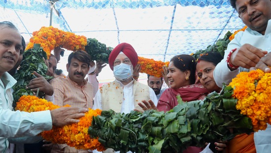 Union minister Hardeep Singh Puri with BJP MP Manoj Tiwari at a special Covid-19 vaccination drive for Chhath devotees at Burari in New Delhi (HT Photos)
