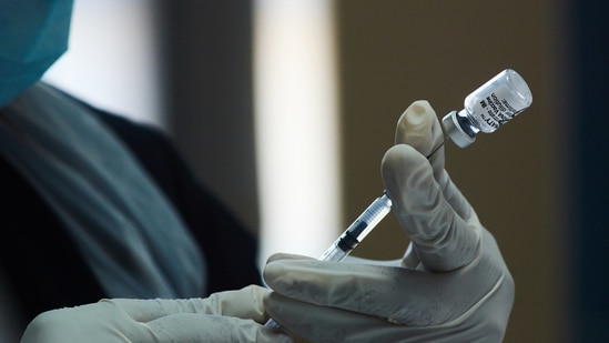 Covid-19 poses bigger risk of rare brain conditions than vaccines, says study (Waldo Swiegers / BLOOMBERG)