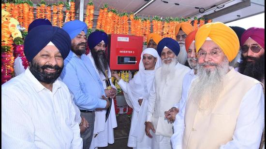 SGPC president Bibi Jagir Kaur inaugurating the first solar power plant at Golden Temple in Amritsar. (Sameer Sehgal/HT)