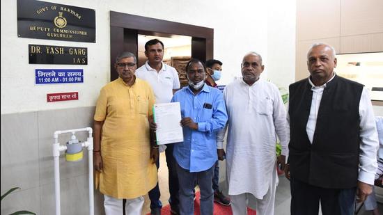 Representatives of Sanyukt Hindu Sangharsh Samiti with the memorandum against namaz in open areas submitted to deputy commissioner, Gurugram, Yash Garg. (Vipin Kumar /HT PHOTO)