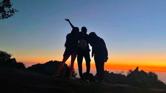 This picture of Janhvi Kapoor with her besties will make you want to pack your bags and take off to the hills with your BFFs.(Instagram/@janhvikapoor)